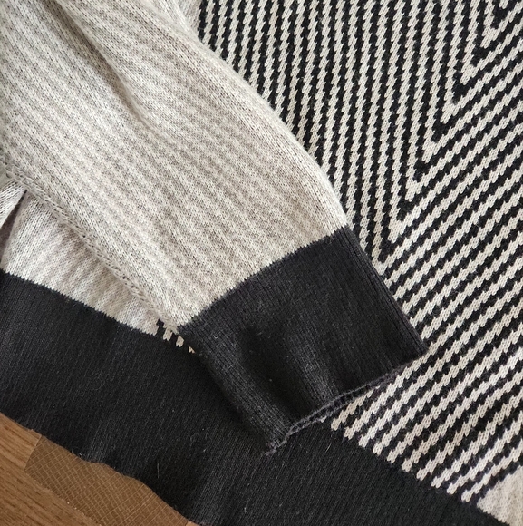 Lululemon L - BLck and Gray Striped Sweater - Picture 6 of 13